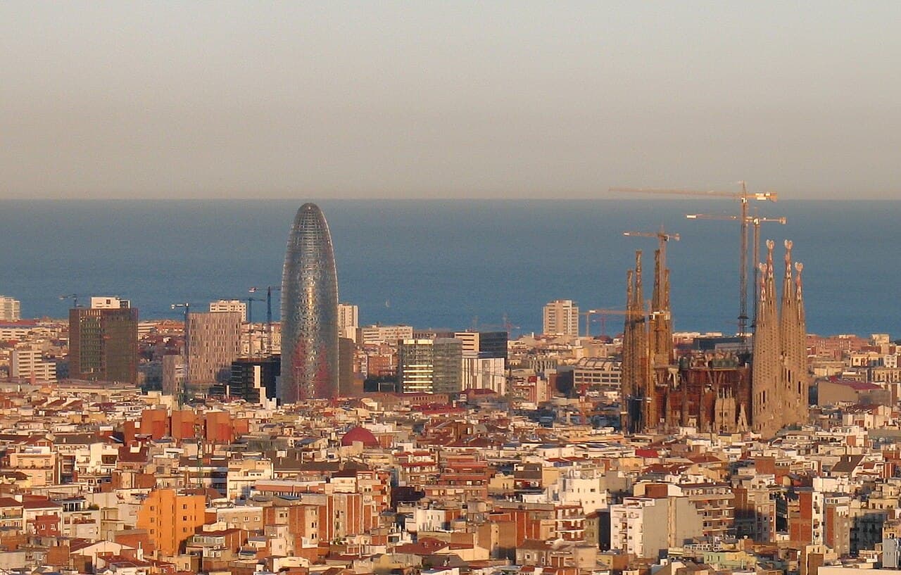 Vista de Barcelona con la Sagrada Familia, Torre Glòries y el mar