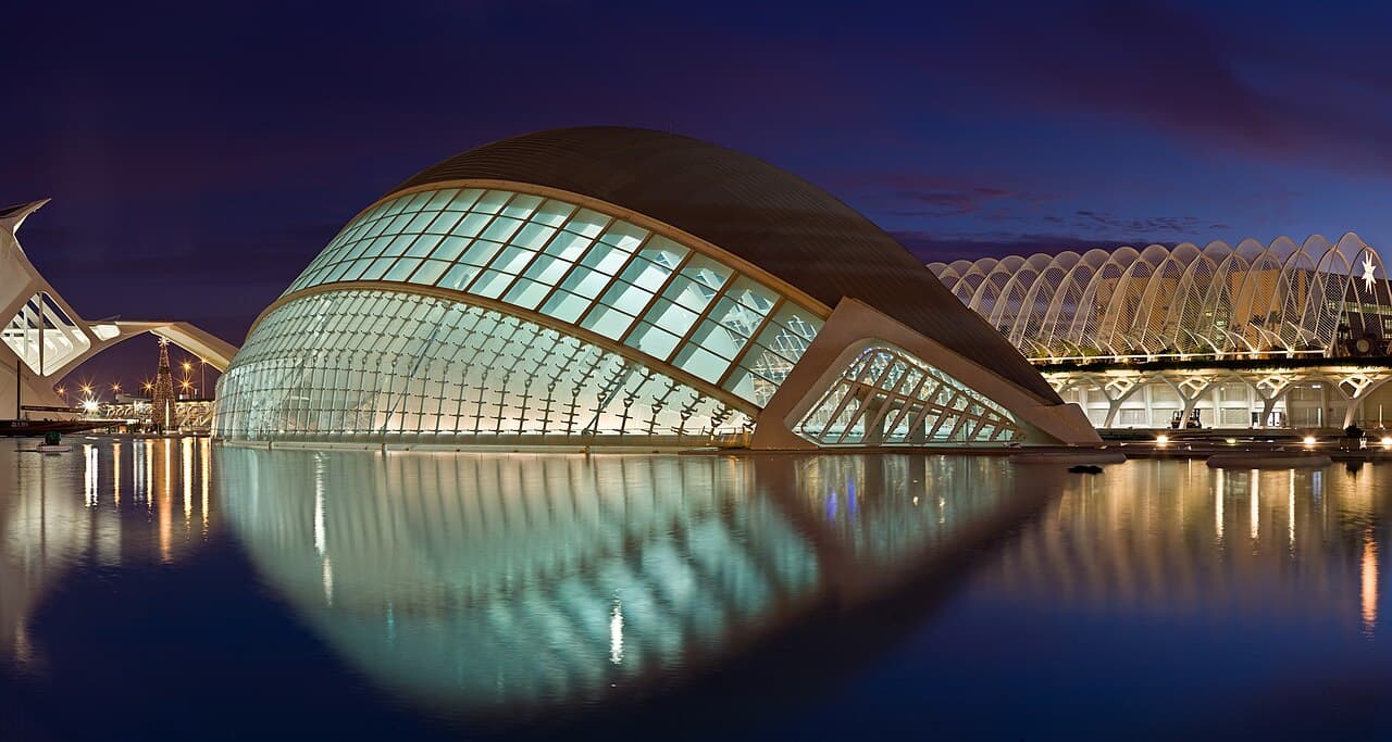 Ciudad de las Artes y las Ciencias de Valencia al anochecer